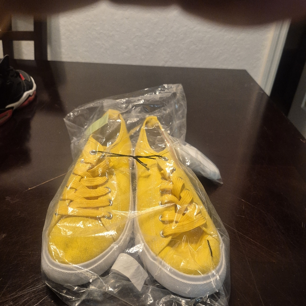 Tennis shoes